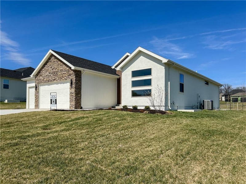 2601 Wheatley Dr, Blue Springs, MO 64029