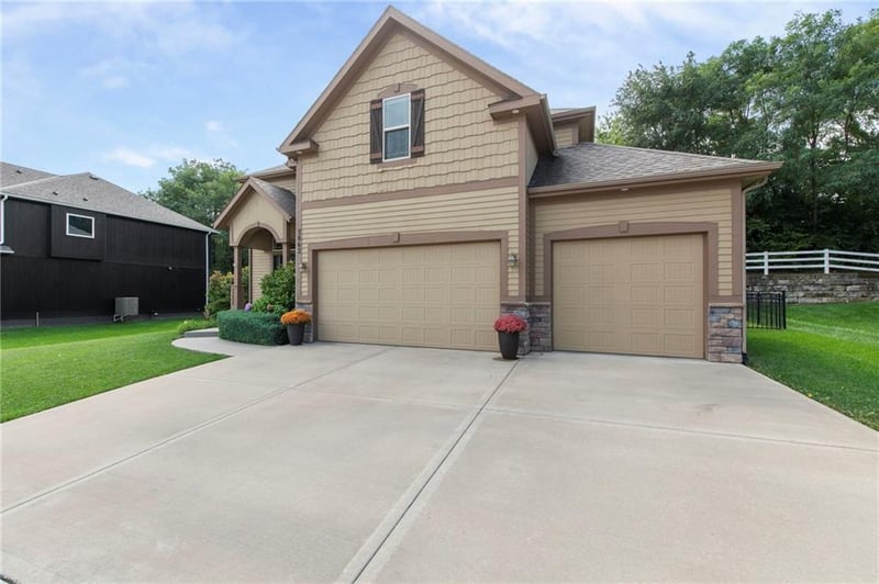 5862 S National Dr, Kansas City, MO 64152