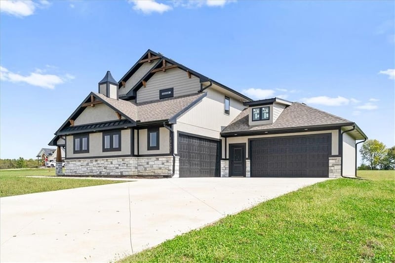 13507 Woodland Ranch Dr, Lee's Summit, MO 64086
