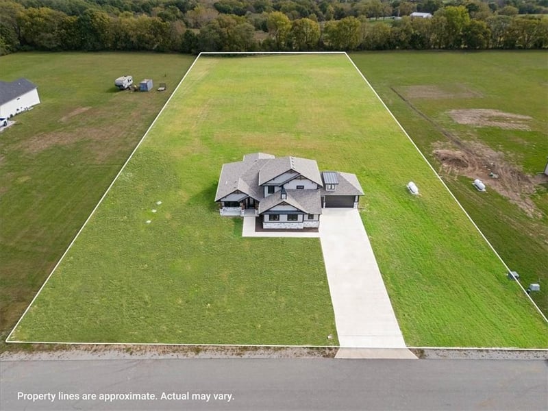 13507 Woodland Ranch Dr, Lee's Summit, MO 64086