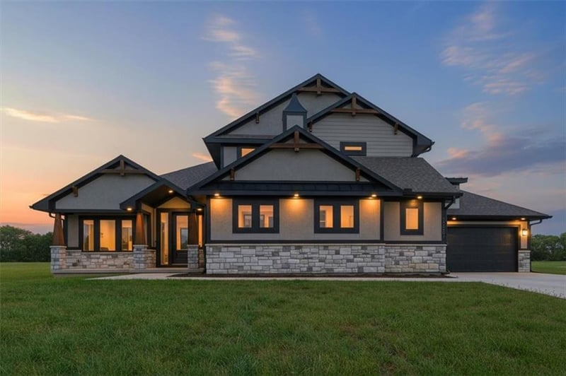 13507 Woodland Ranch Dr, Lee's Summit, MO 64086