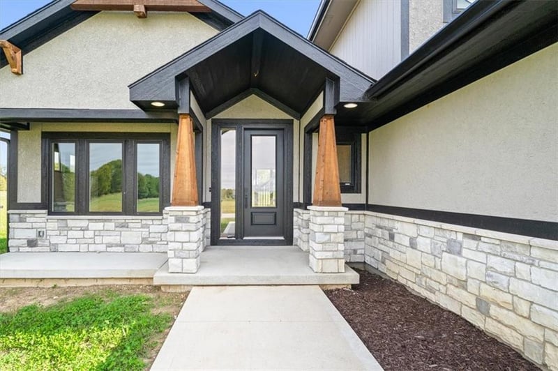 13507 Woodland Ranch Dr, Lee's Summit, MO 64086