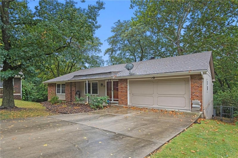 25 92nd Ter, Kansas City, MO 64114