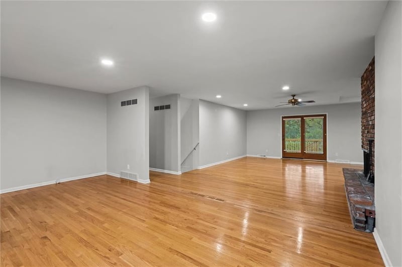 25 92nd Ter, Kansas City, MO 64114