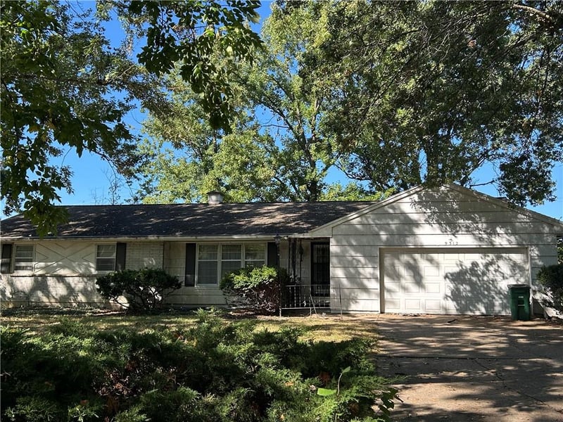 9312 Mohawk Ln, Leawood, KS 66206