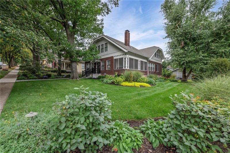 62 E 53rd Ter, Kansas City, MO 64112