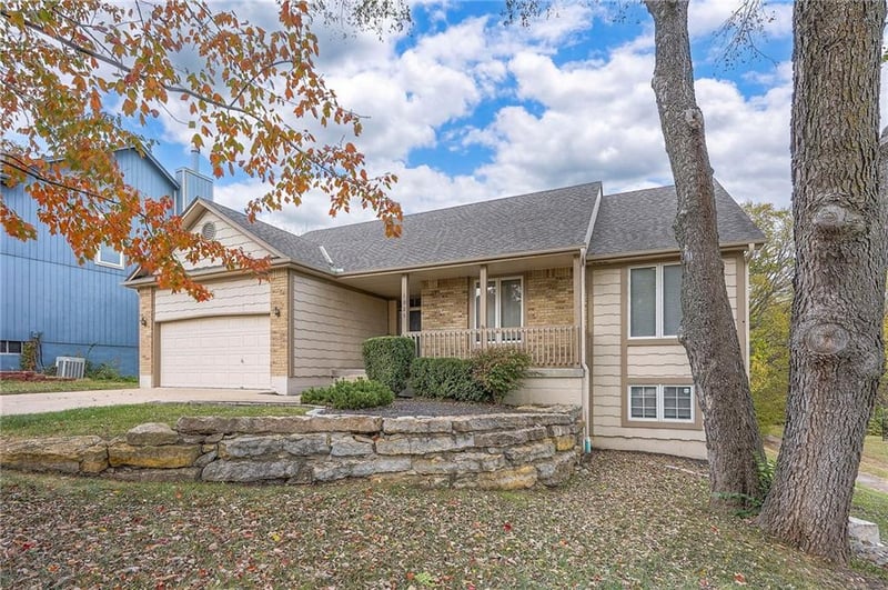 1025 Pacific Dr, Lee's Summit, MO 64081