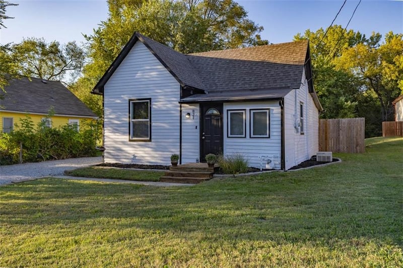 821 4th St, Tonganoxie, KS 66086