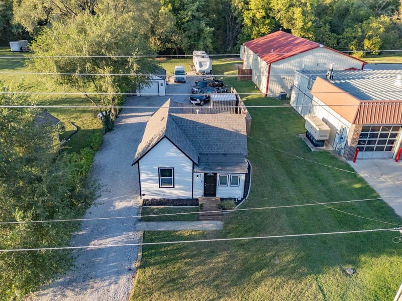 821 4th St, Tonganoxie, KS 66086