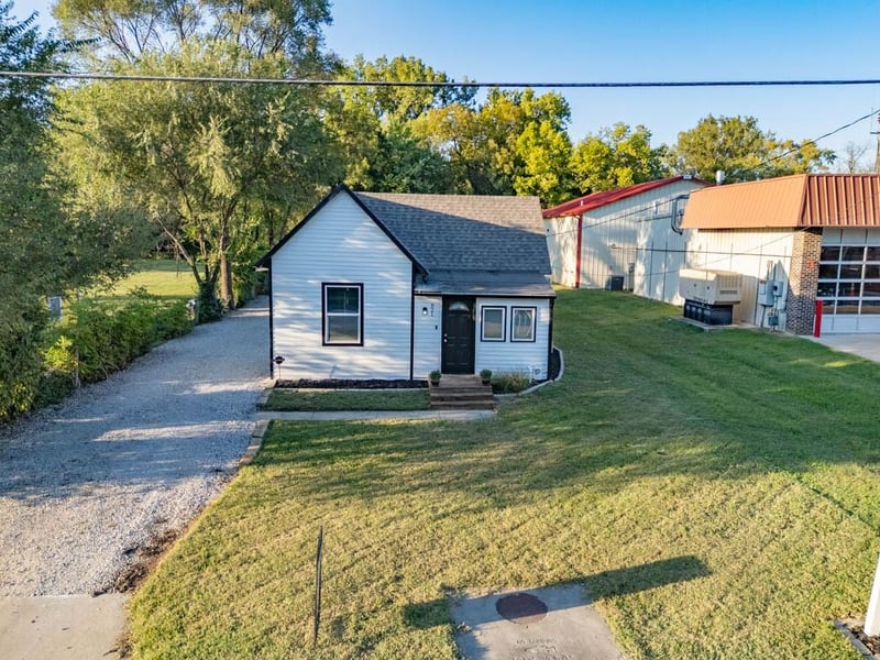 821 4th St, Tonganoxie, KS 66086