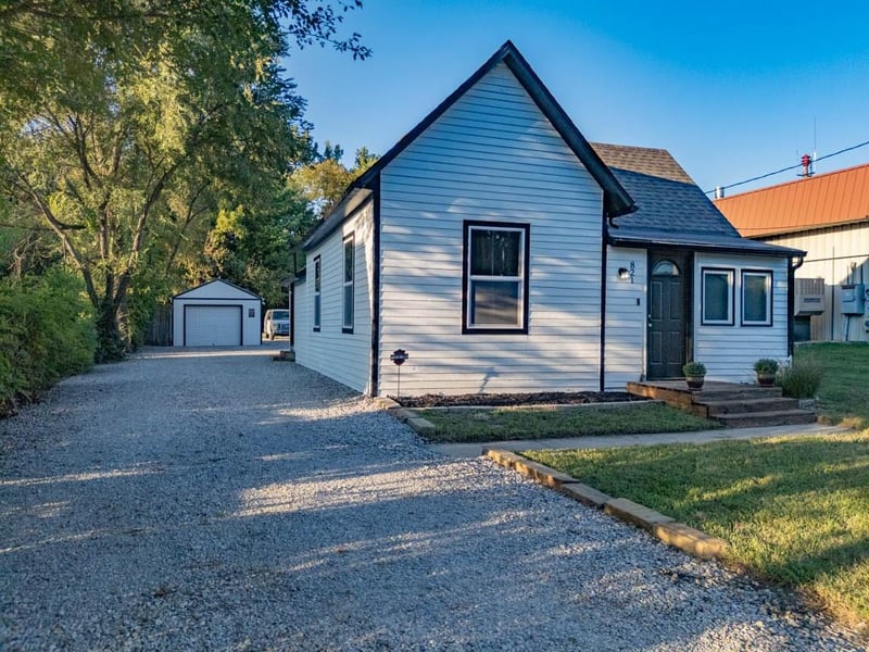 821 4th St, Tonganoxie, KS 66086