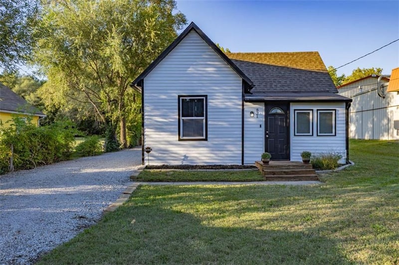 821 4th St, Tonganoxie, KS 66086