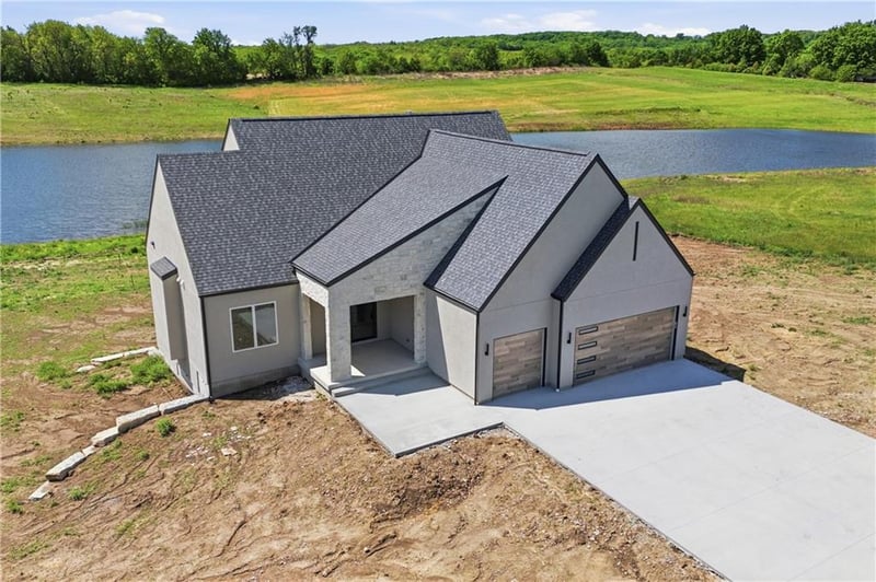 16055 Eisenhower Rd, Lansing, KS 66043