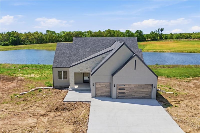 16055 Eisenhower Rd, Lansing, KS 66043