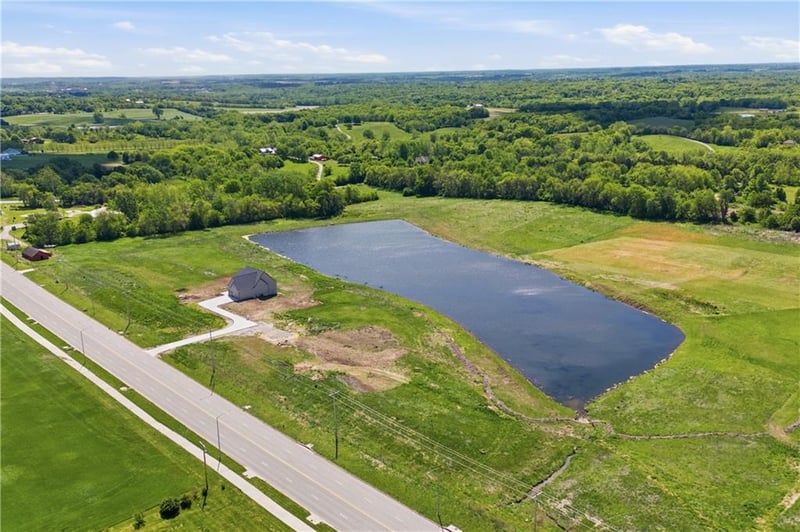16055 Eisenhower Rd, Lansing, KS 66043