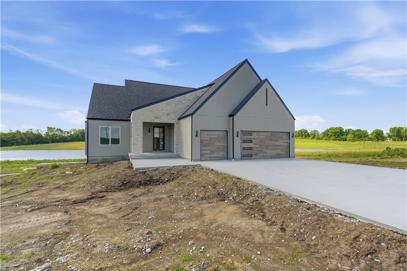 16055 Eisenhower Rd, Lansing, KS 66043