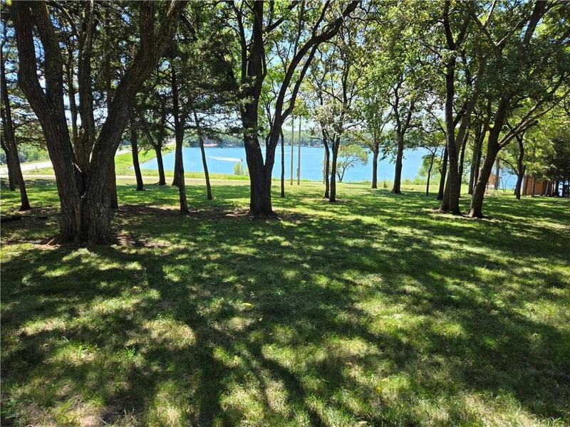 69 Sugar Lake Dr, Mound City, KS 66056