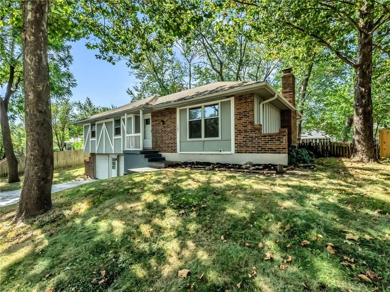 1300 Browning Ln, Lee's Summit, MO 64086