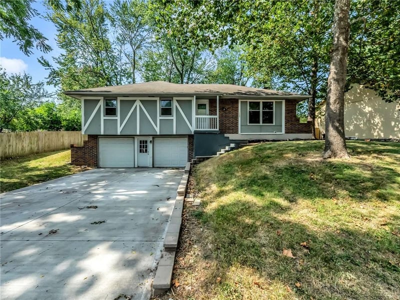 1300 Browning Ln, Lee's Summit, MO 64086