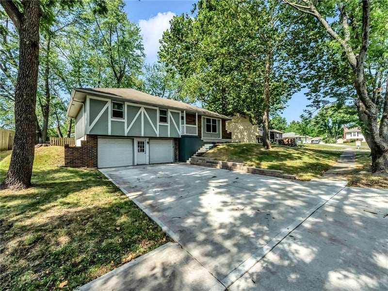 1300 Browning Ln, Lee's Summit, MO 64086