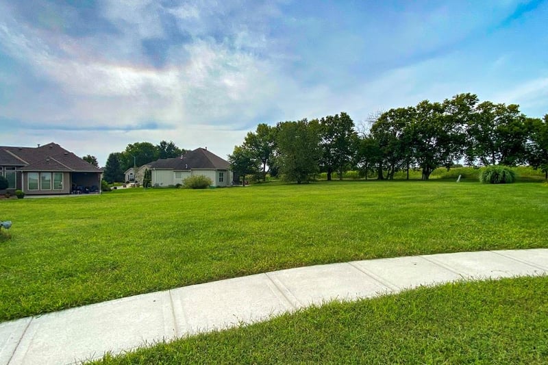 305 Crestview Ct, Raymore, MO 64083