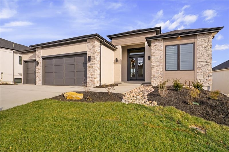 11233 Sunray Dr, Olathe, KS 66061