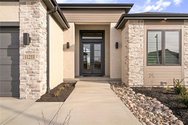 11233 Sunray Dr, Olathe, KS 66061