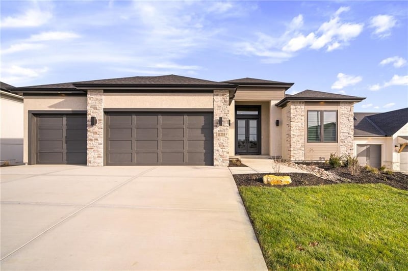 11233 Sunray Dr, Olathe, KS 66061
