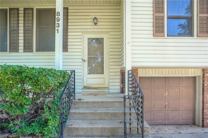8931 Knox Ln, Overland Park, KS 66212
