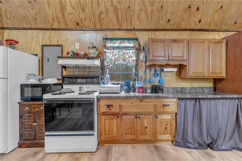 34 Hackberry Dr, Mound City, KS 66056