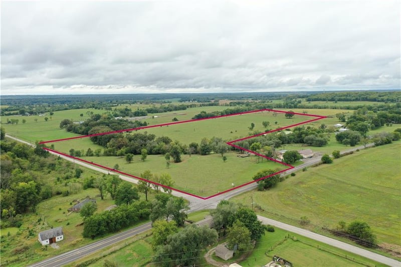 32035 W 327 St, Paola, KS 66071