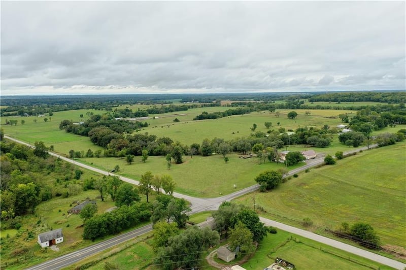 32035 W 327 St, Paola, KS 66071