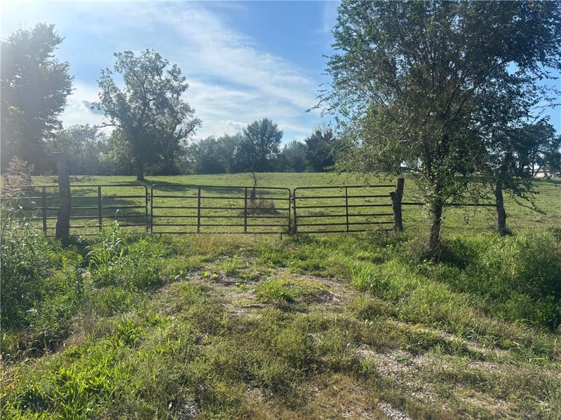 32035 W 327 St, Paola, KS 66071