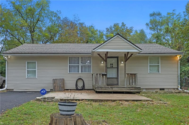 9217 Oak St, Kansas City, MO 64114