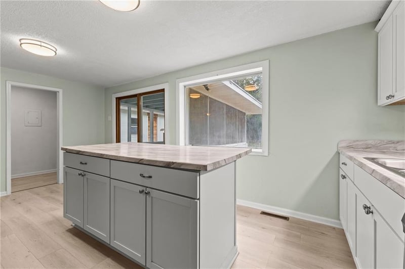 9217 Oak St, Kansas City, MO 64114