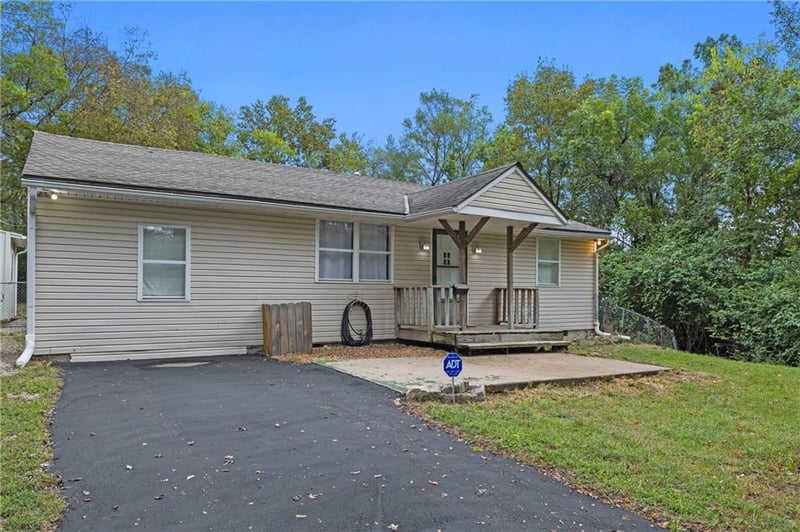 9217 Oak St, Kansas City, MO 64114