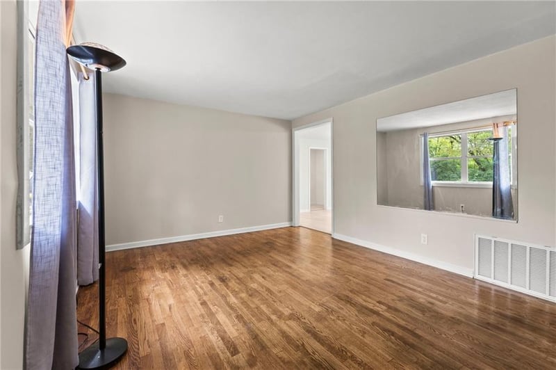 9217 Oak St, Kansas City, MO 64114