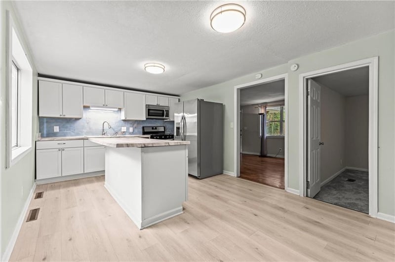 9217 Oak St, Kansas City, MO 64114