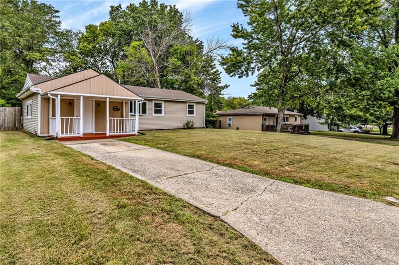 810 62nd St, Gladstone, MO 64118