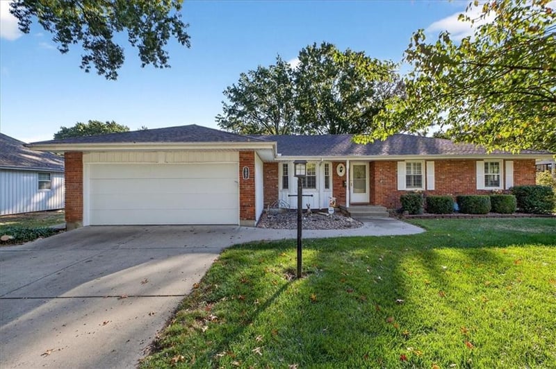 807 Balboa St, Lee's Summit, MO 64086