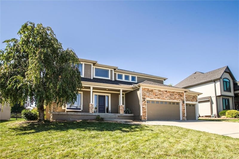 2700 Carlton Dr, Lee's Summit, MO 64082