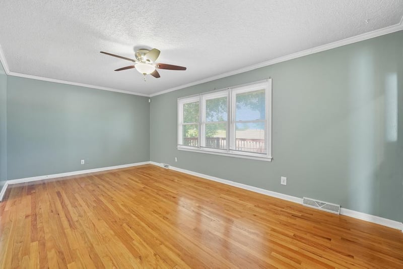 705 Chipman Rd, Lee's Summit, MO 64063