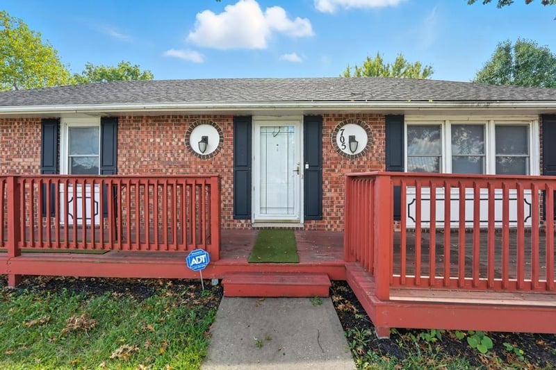 705 Chipman Rd, Lee's Summit, MO 64063