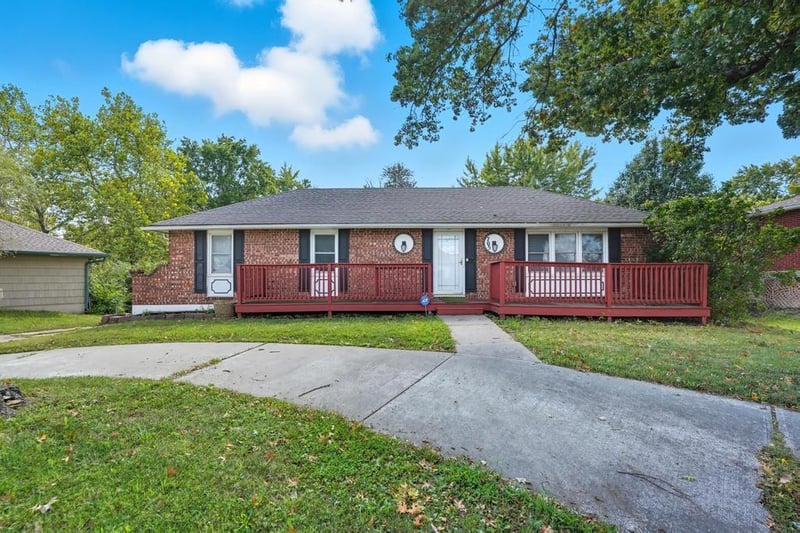 705 Chipman Rd, Lee's Summit, MO 64063