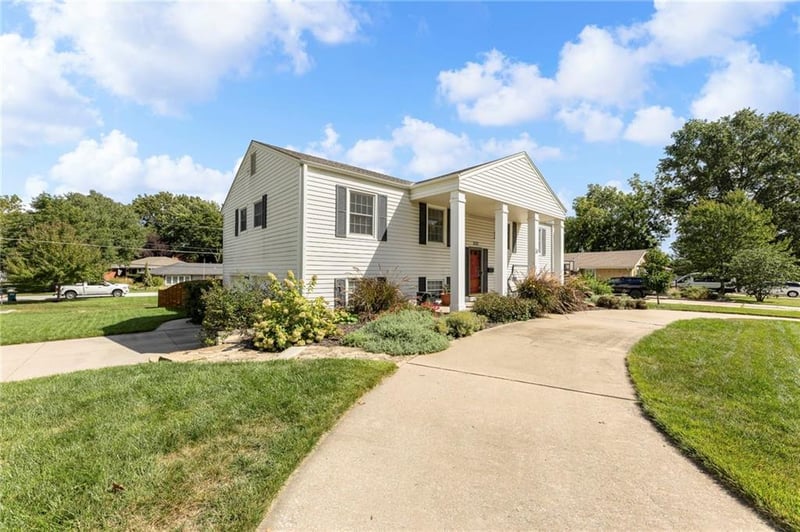 9135 Hayes Dr, Overland Park, KS 66212