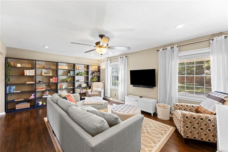 9135 Hayes Dr, Overland Park, KS 66212