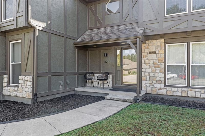 1121 Timbercreek Ln, Lee's Summit, MO 64081