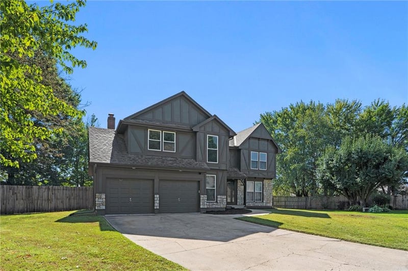 1121 Timbercreek Ln, Lee's Summit, MO 64081