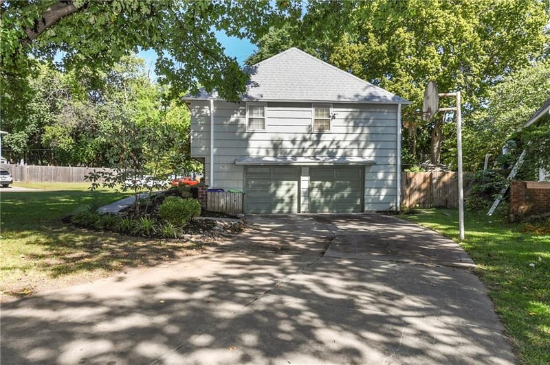 9831 Carter Dr, Overland Park, KS 66212