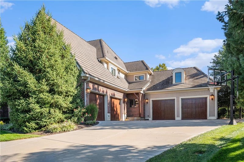 6420 N National Dr, Parkville, MO 64152